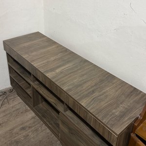 Lote siguiente: Rack de TV moderno de madera