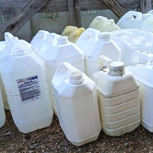 Jaula de Madera con 50 Bidoners de Plástico de Diferentes Volumenes de 5,  10 y 20 lts. - imagen 2