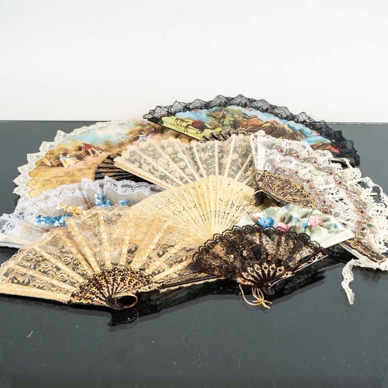 Lote siguiente: Colección de abanicos decorativos