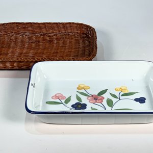 Fuente Rectangular de Losa Blanca con Flores y Soporte de Ratán - imagen 2