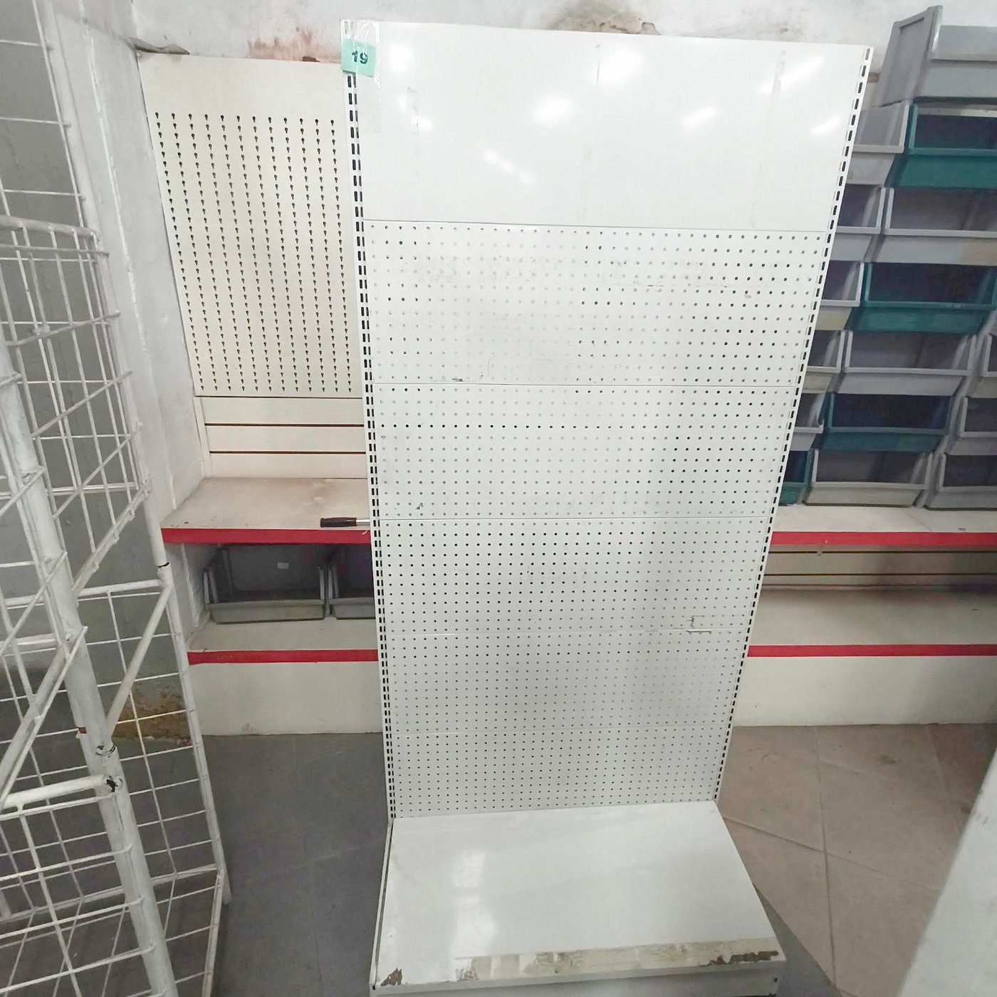Exhibidor Metálico Blanco con Panel Perforado y Cabecera Lisa