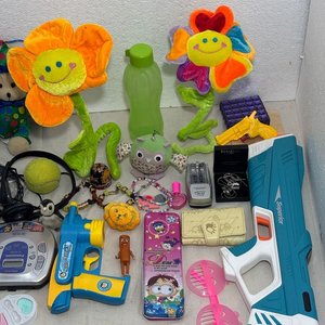 Lote de Juguetes: Peluches, Pistolas, Reproductor CD Panasonic y Más - imagen 48