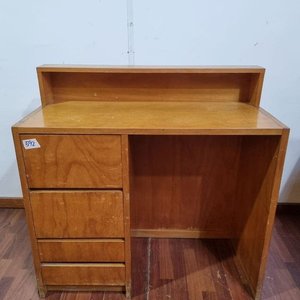 Lote siguiente: Escritorio de Madera con Bandeja Superior y Cajonera Integrada