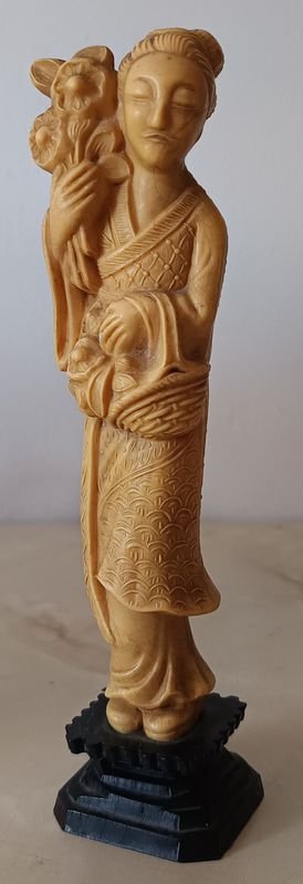 Lote siguiente: Escultura de una dama asiática en resina