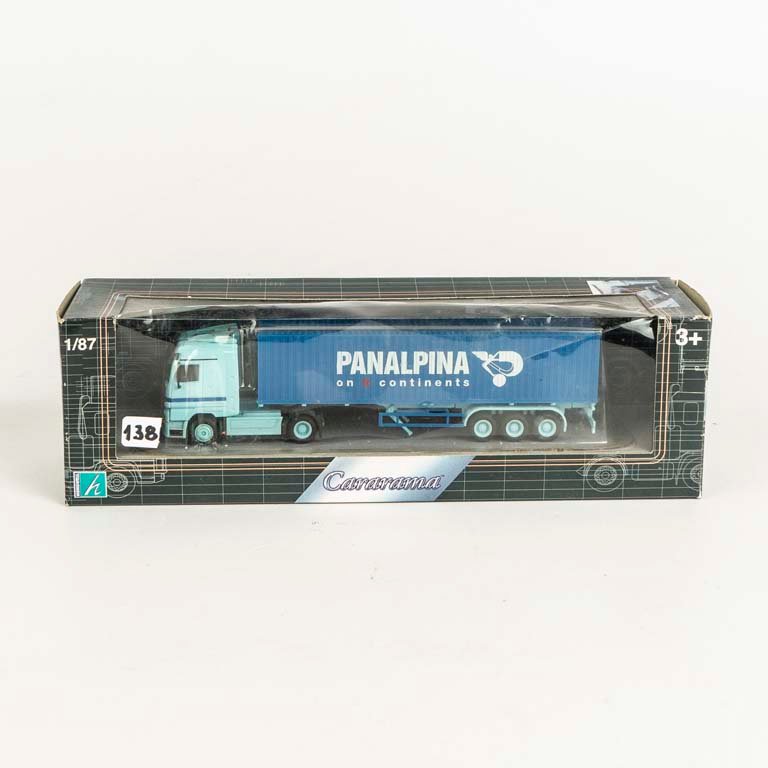 Camión con zorra escala 1/87 en su caja original.
