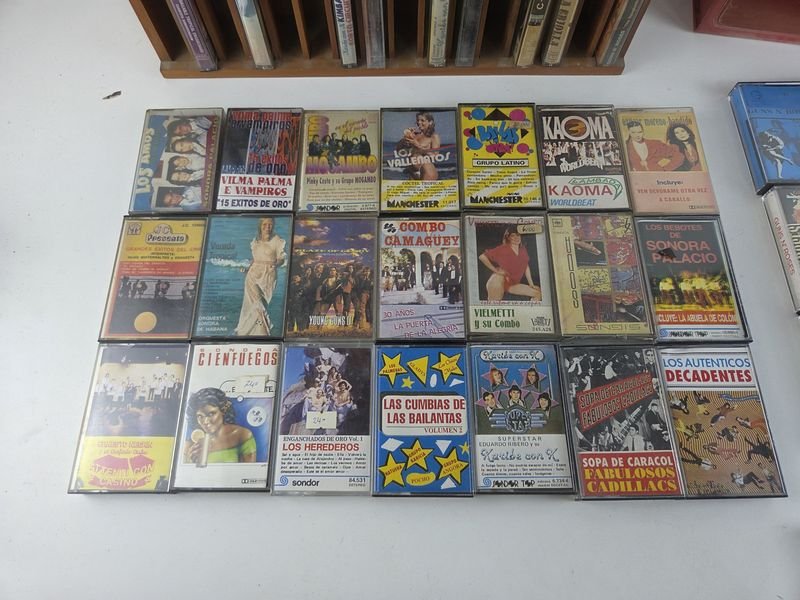 Colección de cassettes musicales en mueble de pino brasil - imagen 3