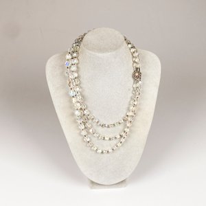 Collar de Cristal Transparente con Tres Vueltas y Cierre Metálico - imagen 2