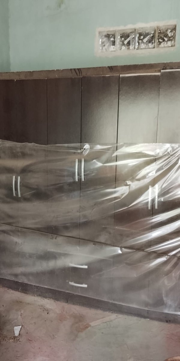 Ropero de madera oscuro con 6 puertas y 3 cajones
