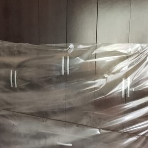 Lote siguiente: Ropero de madera oscuro con 6 puertas y 3 cajones