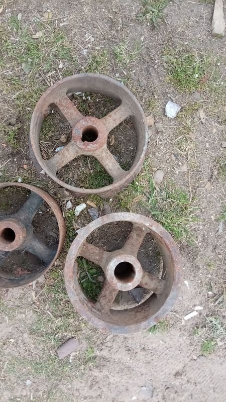 Lote de 3 Ruedas Industriales de Hierro Fundido
