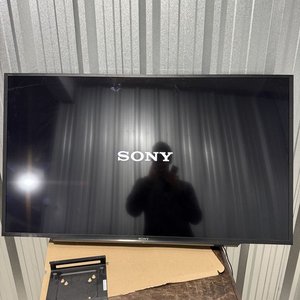 Lote siguiente: Smart TV Sony 110x63cm con Soporte y Control Remoto