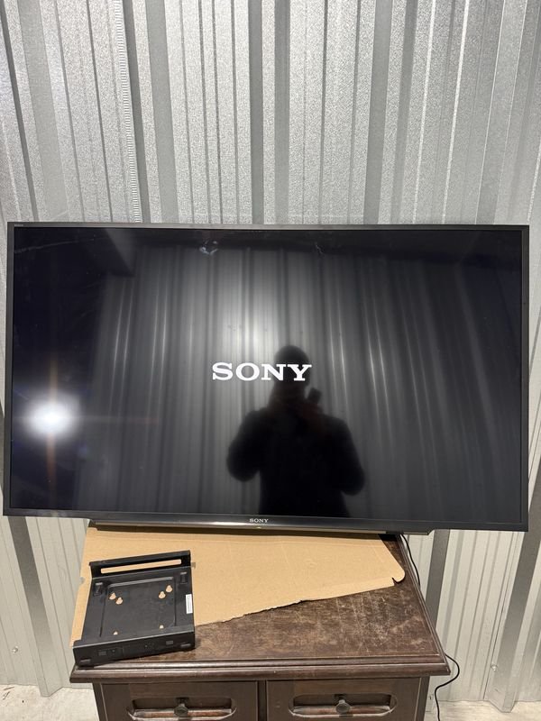 Smart TV Sony 110x63cm con Soporte y Control Remoto