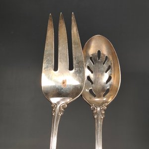 Par de Piezas de Servir "Towle" en Metal Sellado: Cuchara Calada y Tenedor - imagen 4