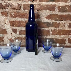 Juego de 4 Copas de Vidrio Azul y Botella Vintage - imagen 2