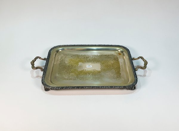 Bandeja Rectangular de Metal con Bordes Labrados y Asas Decorativas