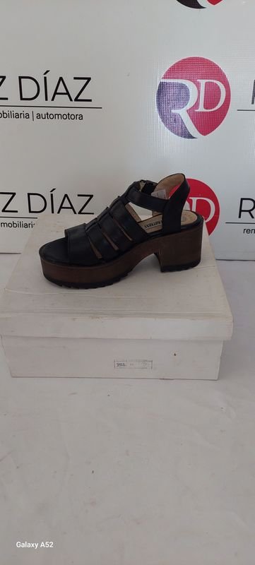 Lote anterior: Zapatos de tacón alto con estribo y plataforma