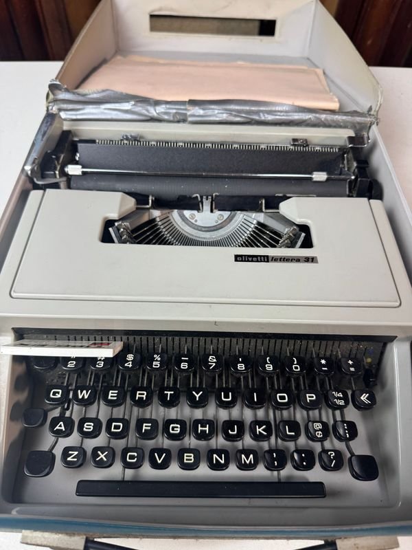 Lote siguiente: Antigua máquina de escribir Olivetti en su estuche