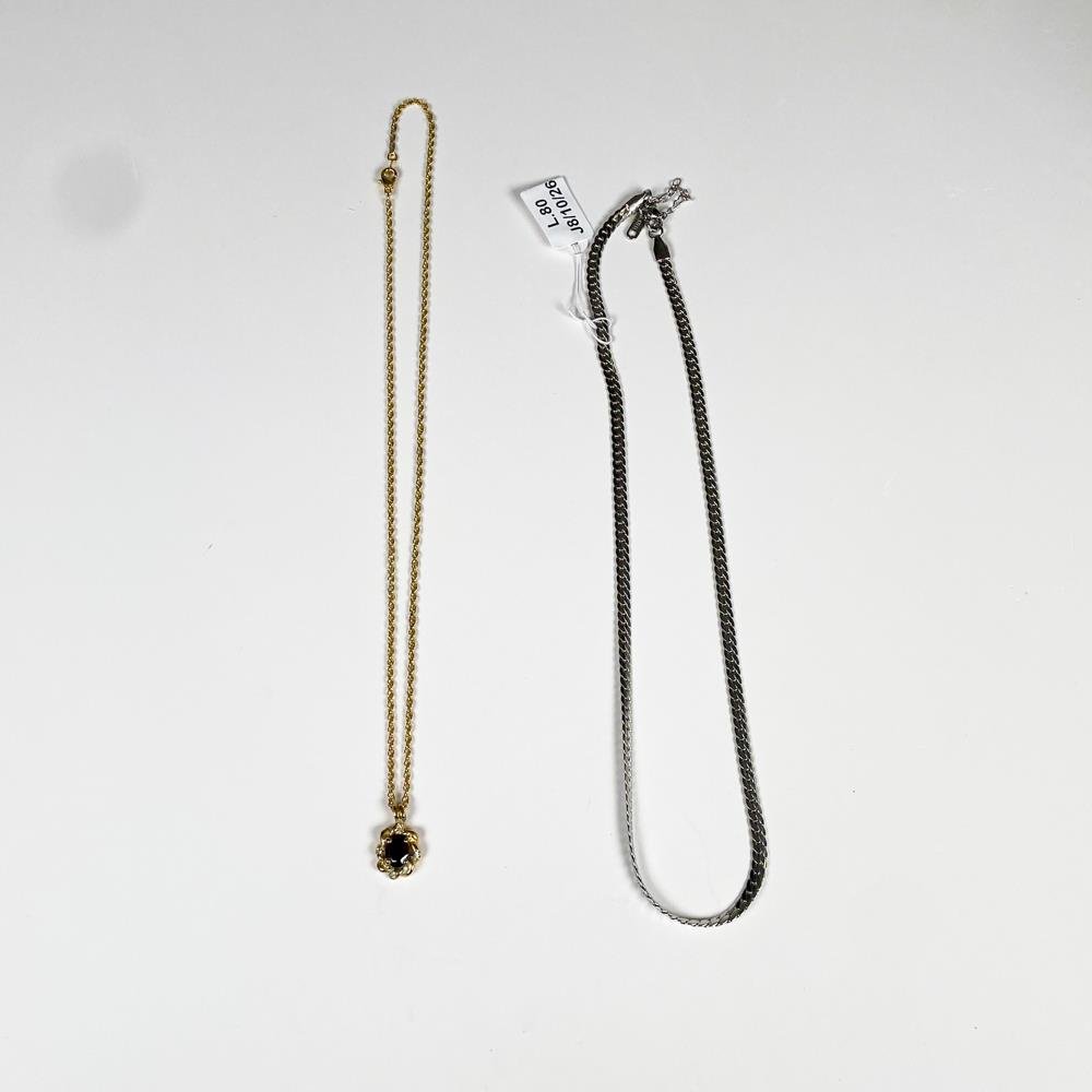 Dos Cadenas con Colgante: Una Dorada con Piedras y Otra de Acero
