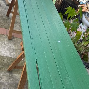 Lote siguiente: Mesa de Madera con Dos Caballetes Plegables