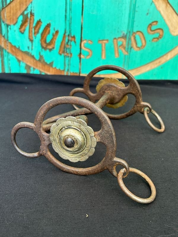 Lote anterior: Antiguo freno patas redondas de la casa J M Mailhos Cazador