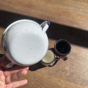 Cazuela y 2 Tazas Esmaltadas Blancas con Bordes Azules - imagen 4
