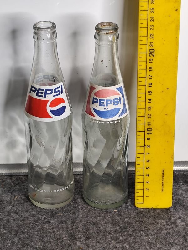 Dos Botellas Antiguas de Pepsi Cola