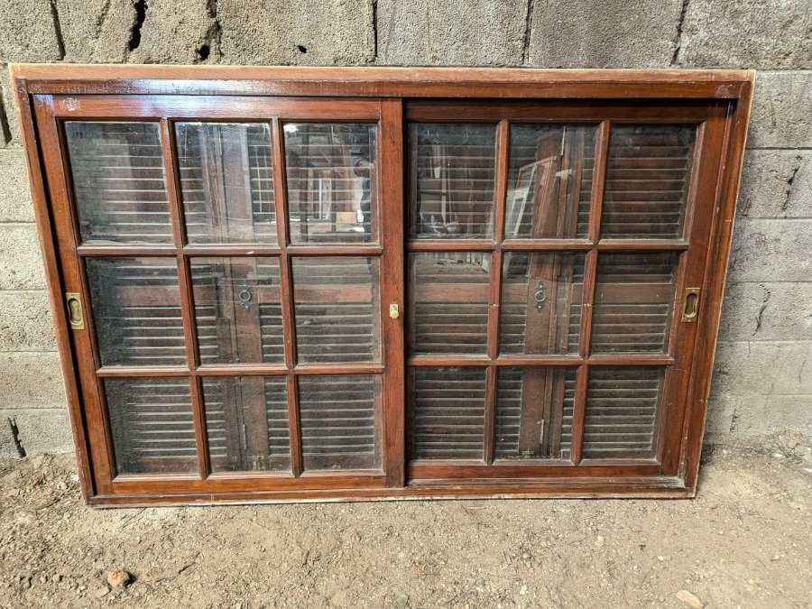 Lote anterior: Ventana de madera con dos hojas corredizas y marco