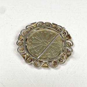 Prendedor Circular Plata con Diseño de Moneda FAO 1989 - imagen 4