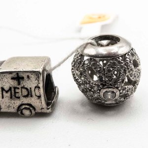 Tres Dijes de Plata: Ambulancia, Calavera y Diseño Calado - imagen 2