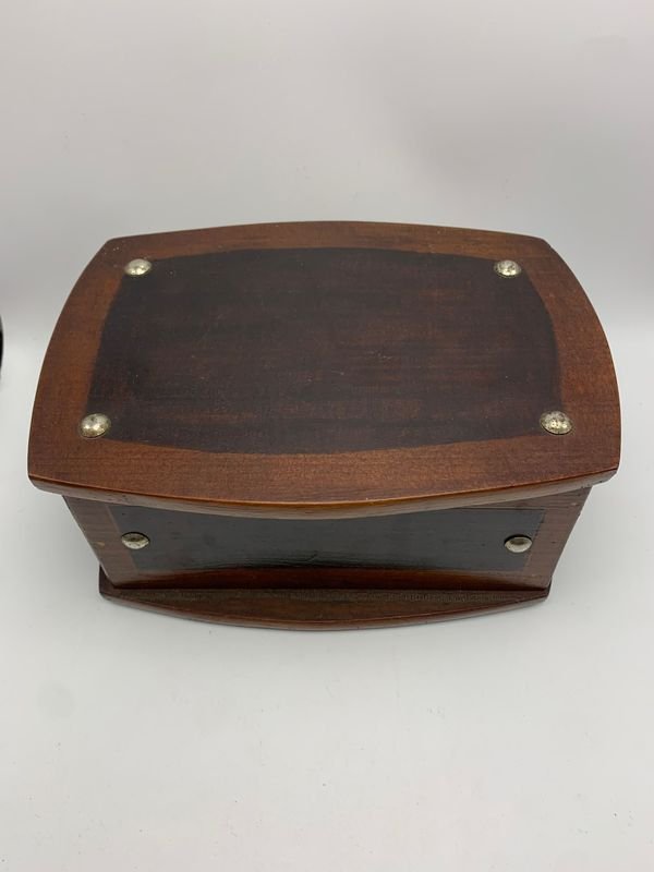 Lote siguiente: Antigua caja de madera