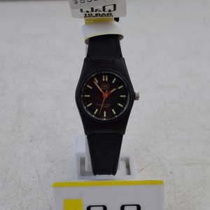 Reloj de Pulsera Q&Q Negro con Dial Oscuro y Resistencia al Agua - imagen 1