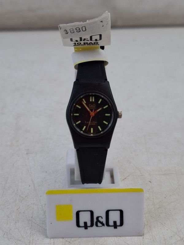 Reloj de Pulsera Q&Q Negro con Dial Oscuro y Resistencia al Agua