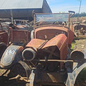 Lote siguiente: Antiguo Automóvil Clásico Ruedas y Chasis