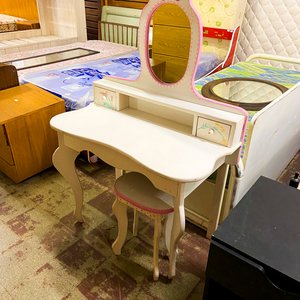 Lote siguiente: Tocador Infantil Blanco con Espejo y Banqueta Estilo Princesa