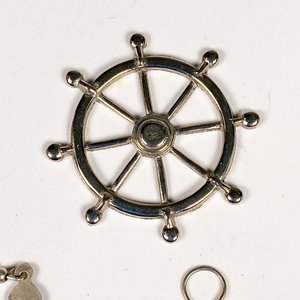Conjunto de Cuatro Piezas de Joyería: Pulsera de Plata, Colgante de Timón, Colgante de Moneda y Aretes con Piedras Verdes - imagen 4