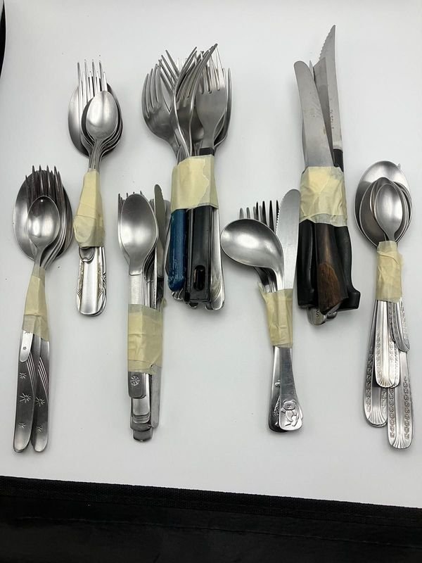 Lote de Cubiertos Metálicos con Mangos de Plástico y Madera - imagen 1