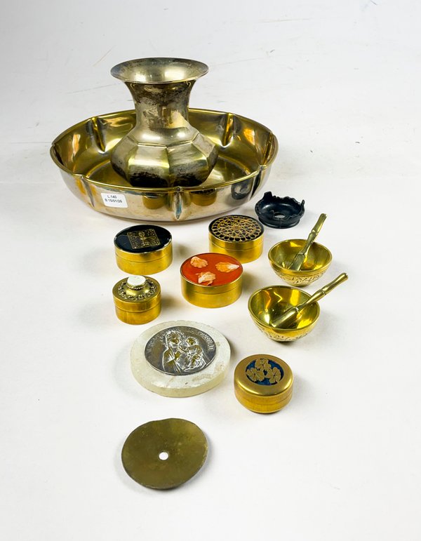 Lote siguiente: Lote de centonce en metal, florero facetado, pastilleros y morteros bronce