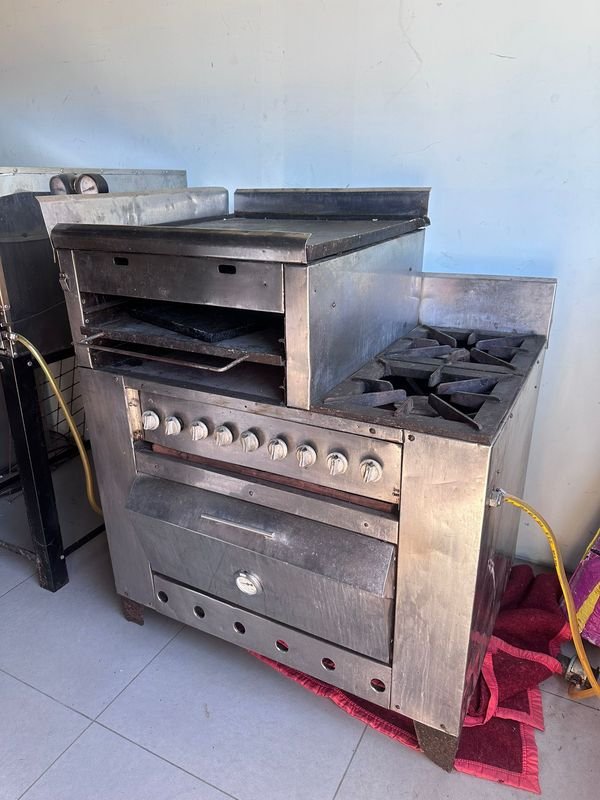 Excepcional cocina industrial con hornallas, horno plancha y gratinador en excelente estado