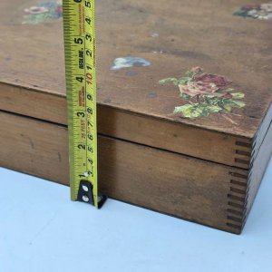 Caja de Madera Antigua con Componentes Metálicos y Decoración Floral - imagen 7