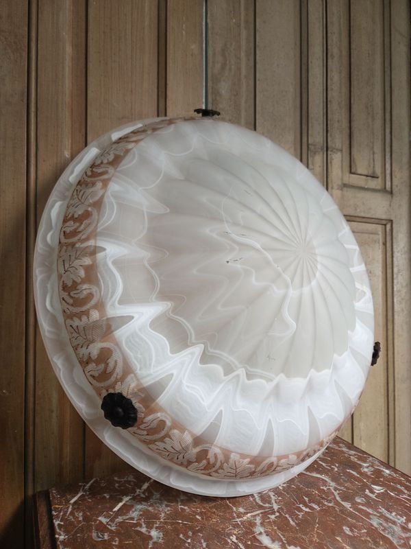 Antiguo Plafón de Vidrio Opalino Vetado con Detalle Decorativo