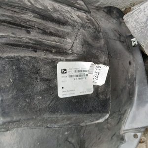 Lote de 32 Piezas de Autopartes: Caretas, Guardabarros y Más - imagen 20