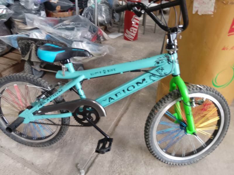 Bicicleta Infantil Celeste con Detalles en Verde y Azul
