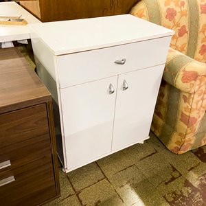 Lote siguiente: Mueble Auxiliar Blanco con Cajón y Puertas