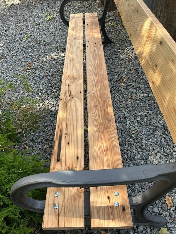 Banco de madera con diseño antiguo y estructura metálica - imagen 7