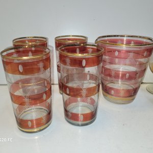 Cristalería Variada: Vasos, Copas y Florero con Detalles Dorados y Grabados - imagen 3