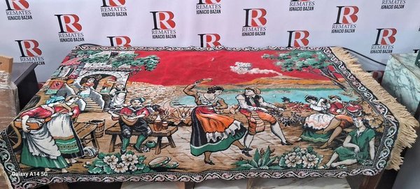 Tapiz Antiguo con Escena Campestre y Figuras Danzantes