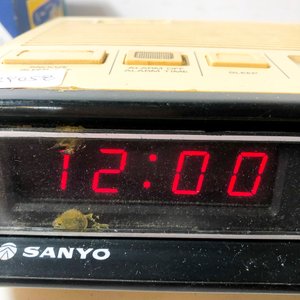 Radio Reloj Sanyo y Máquina para Helados Bathela 2 - imagen 2