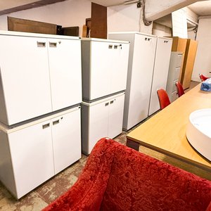 Lote siguiente: Muebles de Oficina Blancos: Archivadores y Escritorio
