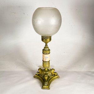 Lote siguiente: Lámpara de Mesa Bronce y Mármol con Globo Esmerilado y Talla "Caballos"