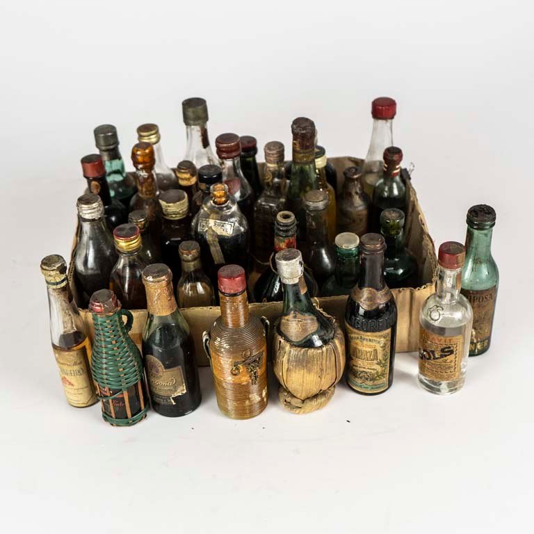 Colección de 35 botellitas de whisky, vino y licores en miniatura - imagen 2